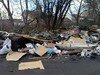 В Ногинске жители нескольких домов по шоссе Энтузиастов живут возле огромной мусорки, кишащей бомжами (фото)